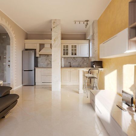 Niguarda Bright Apartment W/ Balcony Milan Bagian luar foto