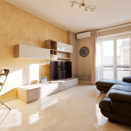 Niguarda Bright Apartment W/ Balcony Milan Bagian luar foto